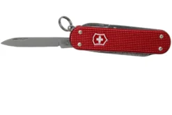Victorinox Classic Alox Red 0.6221-20R4.KTE1 Knivesandtools Edition, Couteau Suisse -Meilleurs Couteaux VT0 6221 20R4 KTE1 03 victorinox scaled