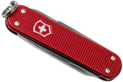 Victorinox Classic Alox Red 0.6221-20R4.KTE1 Knivesandtools Edition, Couteau Suisse -Meilleurs Couteaux VT0 6221 20R4 KTE1 04 victorinox scaled