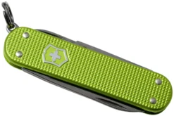 Victorinox Classic SD Alox Colors, Lime Twist 0.6221.241G Couteau Suisse -Meilleurs Couteaux VT0 6221 241G 04 victorinox scaled