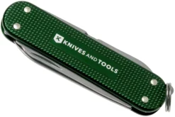 Victorinox Classic Alox Green 0.6221-24R4.KTE1 Knivesandtools Edition, Couteau Suisse -Meilleurs Couteaux VT0 6221 24R4 KTE1 05 victorinox scaled