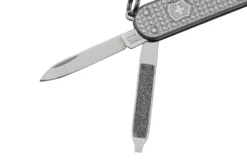 Victorinox Classic SD Precious Alox, Infinite Grey 0.6221.4031G Couteau Suisse -Meilleurs Couteaux VT0 6221 4031G 03 victorinox scaled