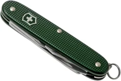 Victorinox Pioneer Alox Green 0.8201.24R4.KTE1 Knivesandtools Edition, Couteau Suisse -Meilleurs Couteaux VT0 8201 24R4 KTE1 05 victorinox scaled